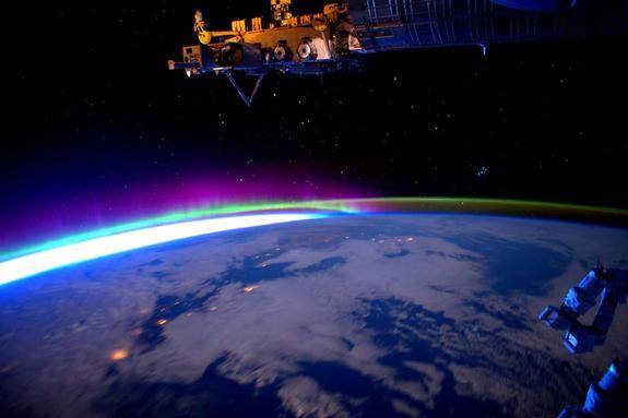 Aurora_08-19_fromISS-250miAboveEarth-at17500mph_byScottKelly.jpg