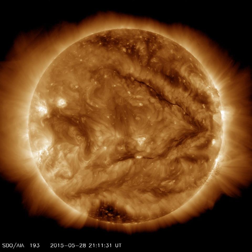 CME_05-28_211131UT_SDO-AIA