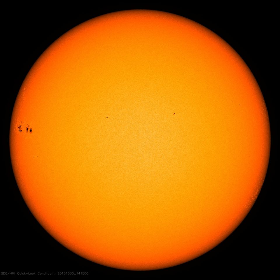 Sunspot2443Grows,PosesEarthFacingM-XflareRisk_20151030_141500