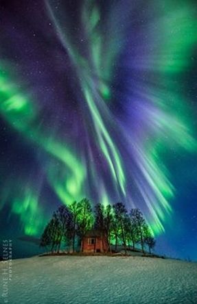 Aurora_04-24_LightBurst_Norway_byRuneH,Selnes