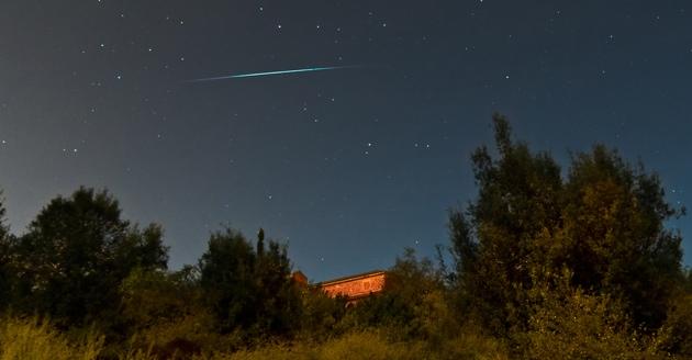 2012-08-28_MeteorCrossingTheSky_ViaShutterstock