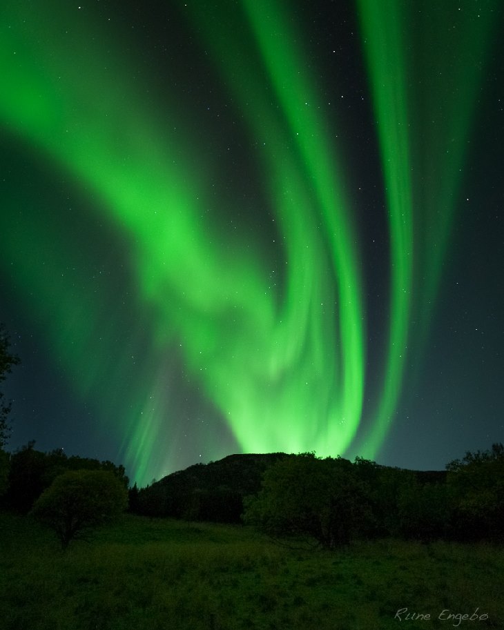 Aurora_2013-09-24_VortexShapedSwirlingAuroraOverTromso,NorwaybyRuneEngebo